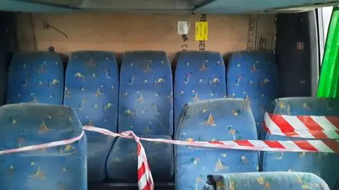 Karton zamiast tylnej szyby autobusu. Chwilę wcześniej wiózł nim dzieci