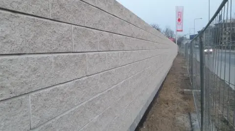 Rośnie mur na Żoliborzu. Brakuje tylko fosy