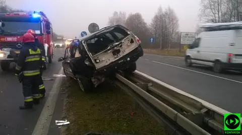 Jedno auto na barierach, drugie w rowie. Wypadek na wjeździe do Warszawy