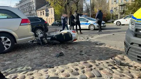 Zderzenie samochodu osobowego ze skuterem. Jedna osoba w szpitalu