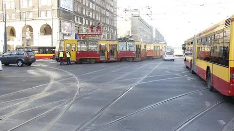 Wykolejona 10 blokowała skrzyżowanie przy Feminie