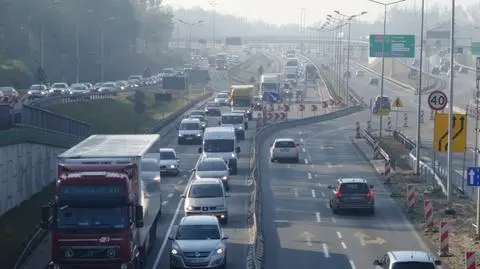 Zepsuta ciężarówka zablokowała Trasę AK