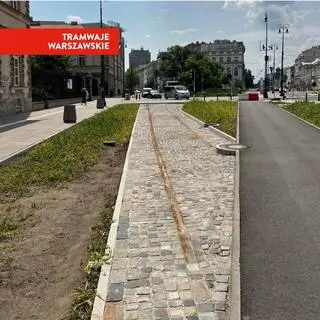 Fragmenty torów tramwajowych na placu Trzech Krzyży