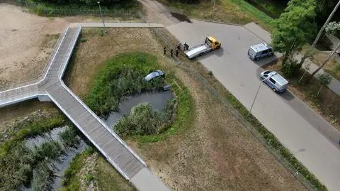 Wjechał samochodem do jeziorka na Targówku 