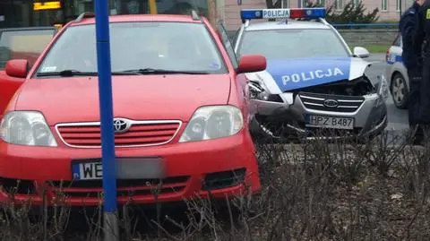 Wypadek z udziałem radiowozu. Policjanci w szpitalu