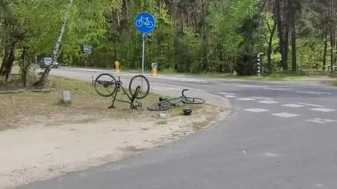 Kierowca potrącił dwóch rowerzystów, jeden trafił do szpitala