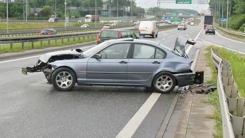 Samochód uderzył w bariery