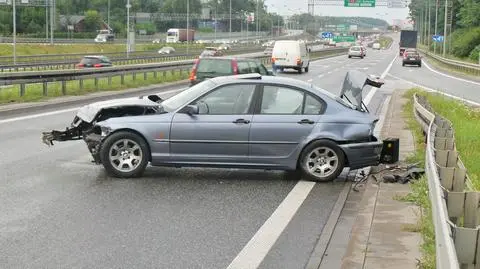 Zjazd na trasę S8: samochód na barierach, kierowca z mandatem