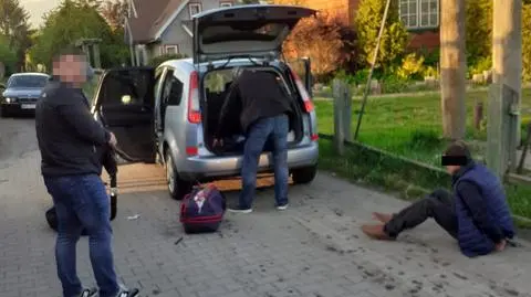 "Pod koło podłożył gumowy szlauch z wbitą na końcu śrubą". Zatrzymany za kradzież "na kolec"