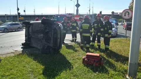 Wisłostrada: renault na boku