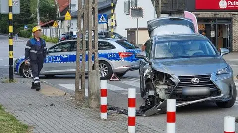 Kolizja z betonowym słupem. Policja: kierująca była nietrzeźwa