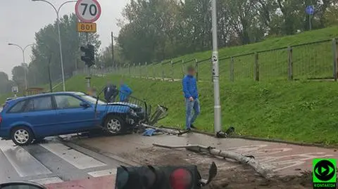 Chciał zjechać z mostu, uderzył w barierki