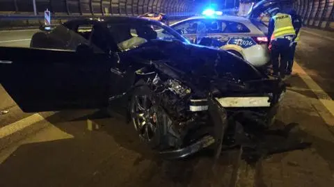 Nocna kolizja na S8. Kierowca sportowego auta miał ponad promil alkoholu