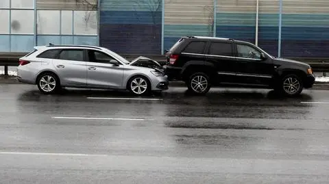 Po kolizji kierowca i pasażer uciekli. Nieoficjalnie: auto było kradzione