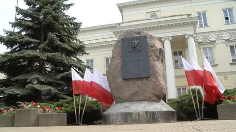 Głaz Lecha Kaczyńskiego zostaje przed ratuszem. "Postępowanie zawieszone"