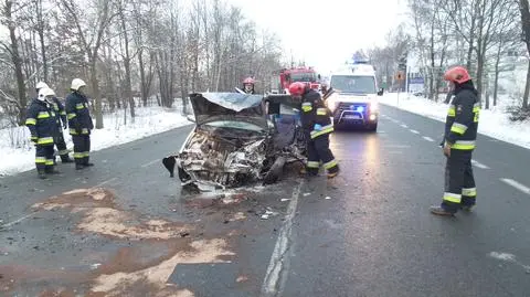 Czołowe zderzenie na Szosie Lubelskiej. Dwie osoby ranne, duże utrudnienia