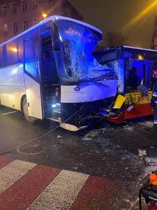 Zderzenie autobusów na Pradze Północ