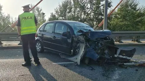 Auto osobowe uderzyło w tył ciężarówki