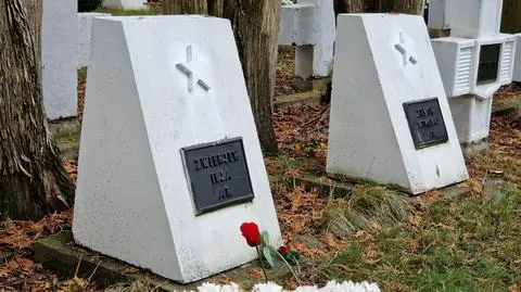 Ktoś zamalował czerwone gwiazdy na grobach żołnierzy sowieckich