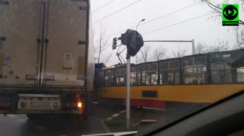 Odlewnicza: tramwaj zderzył się z ciężarówką