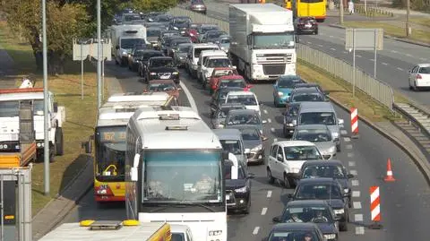 Wymieniają nawierzchnię al. Solidarności. "Kierowcy stoją w korku"