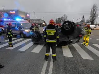 Dachowanie w alei Krakowskiej 