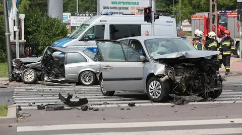 Wypadek w Wesołej. Strażacy wycinali drzwi, by wydostać zakleszczonego kierowcę 