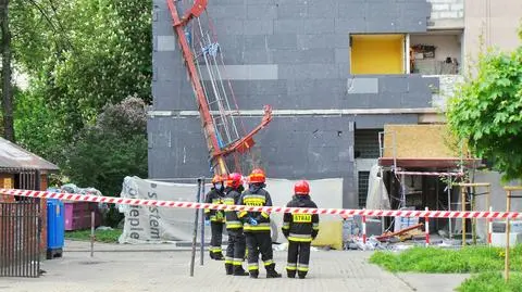 Ocieplali blok, gdy urwała się winda. Dwaj robotnicy ranni na Ochocie