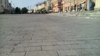 Plac Zamkowy w poniedziałek rano