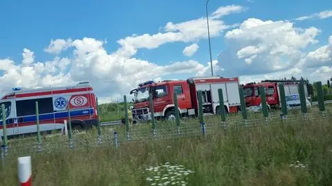 Dwa auta dachowały po zderzeniu na S7, pięć osób rannych. Policja o "błędzie podczas wyprzedzania"