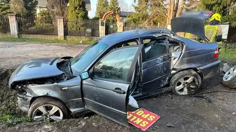 Jechali w pięć osób, "nie mieli zapiętych pasów". Zginął 20-letni pasażer, kierowca usłyszał zarzuty