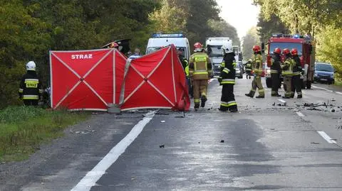 Czołowe zderzenie samochodu osobowego z ciężarówką. Jedna osoba nie żyje