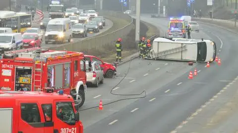 Akcja służb w alei Prymasa Tysiąclecia, auto na boku. "W pojeździe przewożone były butle z acetylenem"