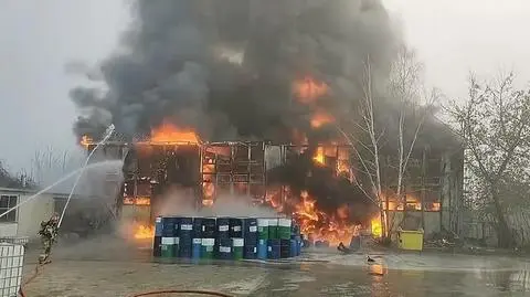 Pożar hali z farbami i lakierami. Jeden strażak poszkodowany 