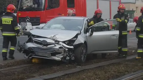 Po kolizji auta wylądowały na torach tramwajowych