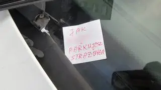 Auto zablokowało chodnik przy Belwederskiej