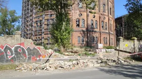 Runął mur okalający wolskie gazownie. "Ktoś mu musiał pomóc"