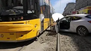 Auto uderzyło w dwa tramwaje w alei "Solidarności"