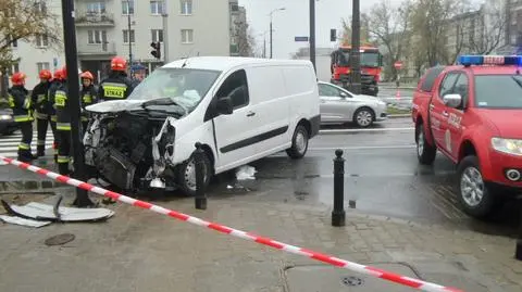 Wypadek na Żoliborzu. Zniszczone auta, jedna osoba ranna