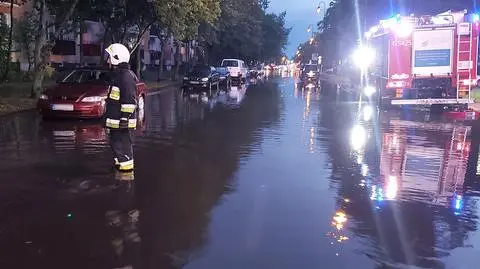 Strażacy ochotnicy przyjechali odpompować wodę z zalanej ulicy. Twierdzą, że skradziono im sprzęt