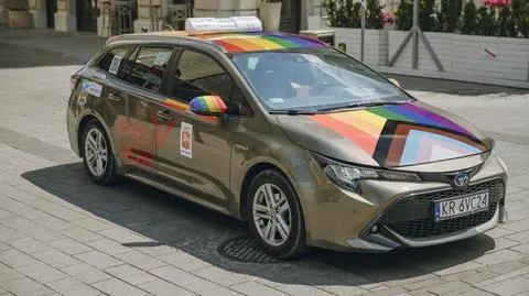 Okleją taksówki na tęczowo. Część kierowców była przeciw 
