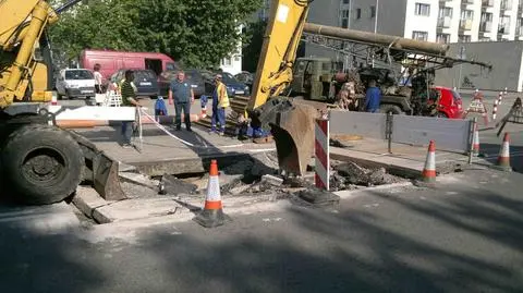 Ciężki sprzęt przy zapadlisku w Elbląskiej. Naprawa potrwa