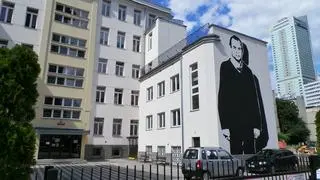 Mural z Jackiem Kuroniem powstał na budynku liceum przy Złotej