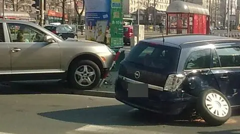 Porsche na słupkach, astra bez koła