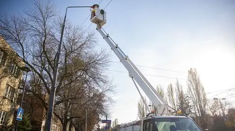 Słup z gniazdkiem. Podłączysz się do latarni, naładujesz hulajnogę lub rower