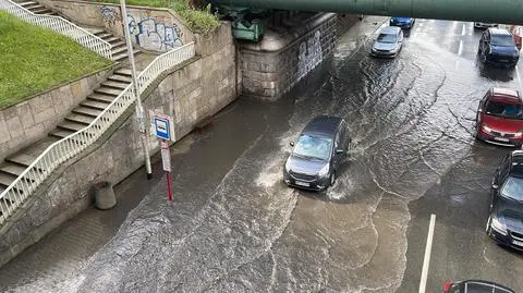 Skutki ulewy: utrudnienia na Wisłostradzie, zalany tunel w Ursusie