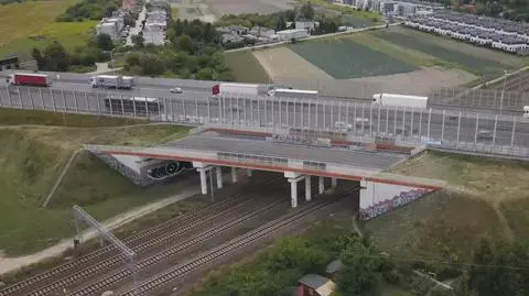 Wiadukt powstał 10 lat temu i do dziś nie przejechał po nim żaden samochód