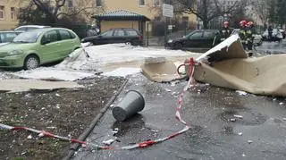 Kawał elewacji spadł na parking