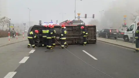 Mokotów: dostawczak na boku