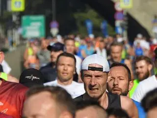 Uczestnicy na trasie 44. Maratonu Warszawskiego